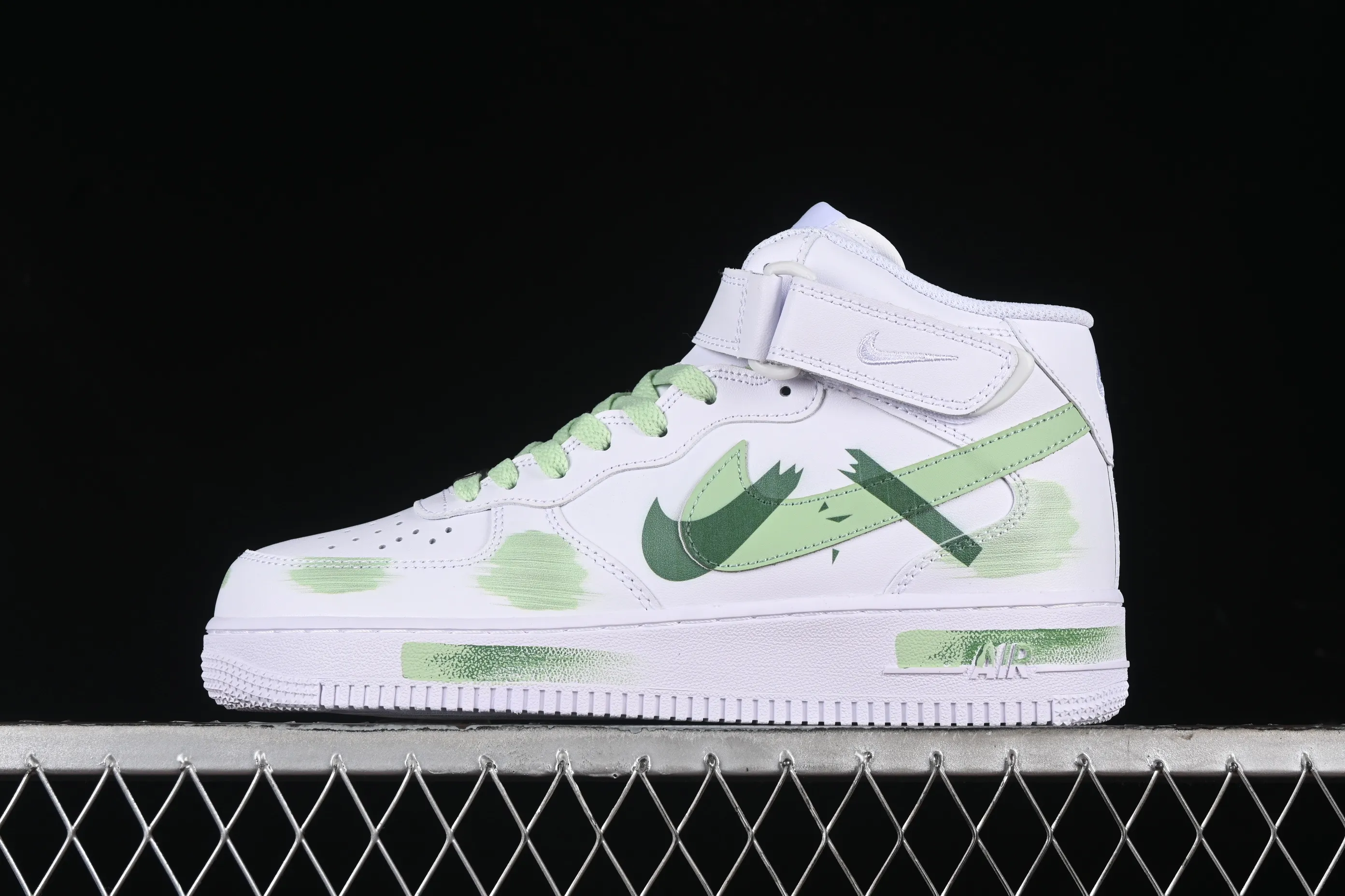 All categories Nk Air Force 1 Air Force series Nk Air Force 1 Mid Air Force mid-top Nk Air Force 1'07 Mid White and green hand-painted Hand-painted fracture Triple hook shadow Air Force 1 strap mid-top casual sneakers CW2289-111